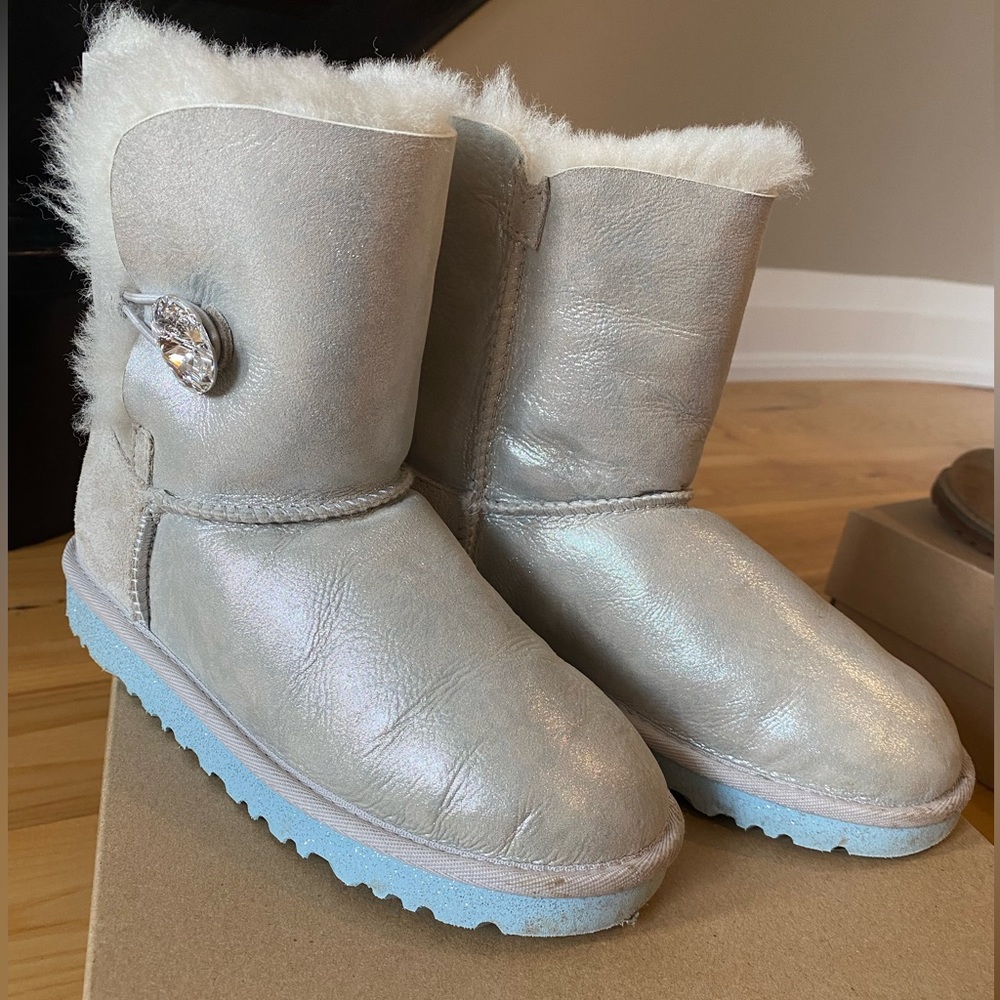 UGG x Disney Arendelle boots size 2 EUC